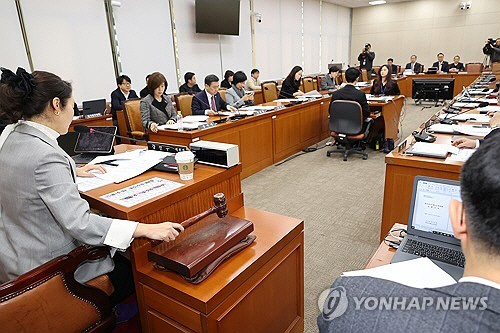 27일 국회에서 열린 보건복지위원회 법안심사제1소위원회에서 더불어민주당 소속 강선우 소위원장이 의사봉을 두드리고 있다.  [연합뉴스]